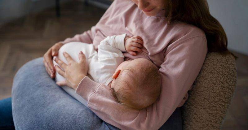 Perlukah Bayi Dibangunkan di Malam Hari untuk Menyusu?